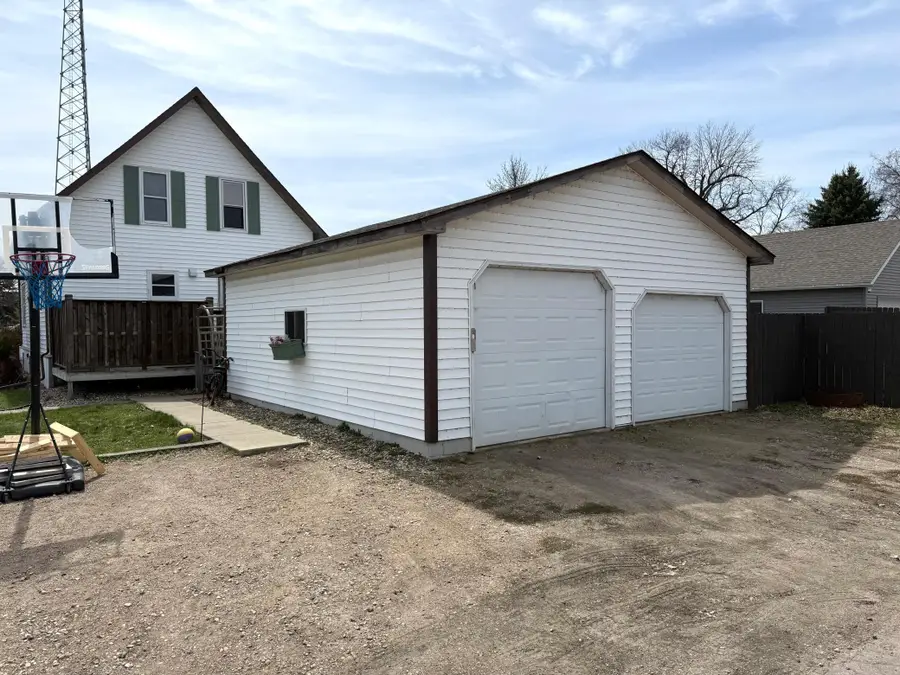 321 E 2nd Street, Redwood Falls, MN 56283 - #3