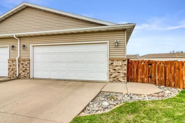 910 35th Avenue S, Moorhead, MN 56560