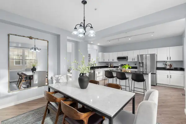 1667 Village Trail E #5, Maplewood, MN 55109