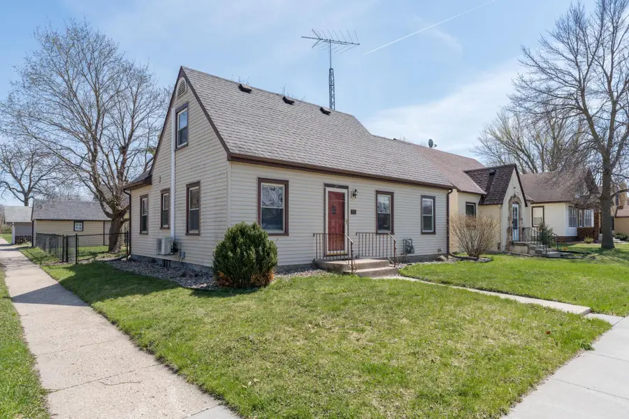 185 N Park Avenue, Le Center, MN 56057 - #2