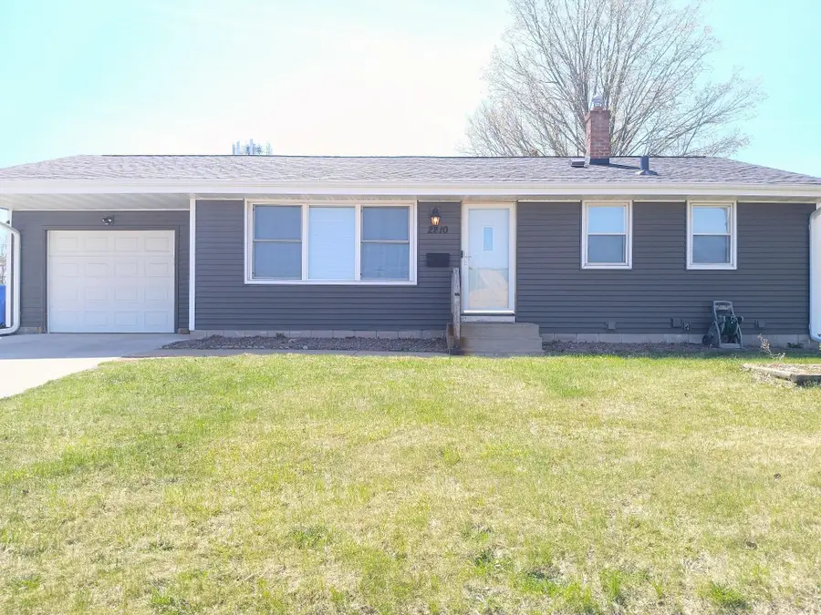 2210 Ivy Avenue E, Saint Paul, MN 55119 - #2