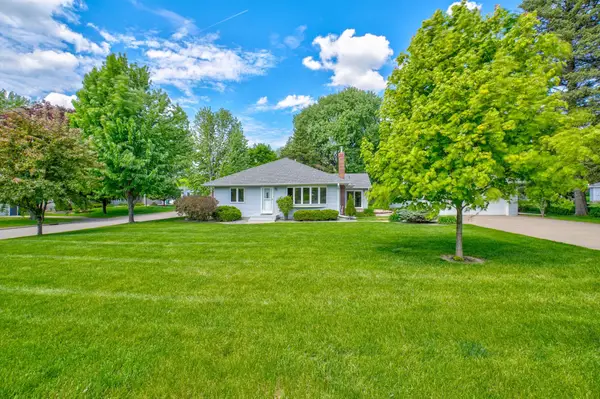 2201 Roselawn Avenue W, Roseville, MN 55113