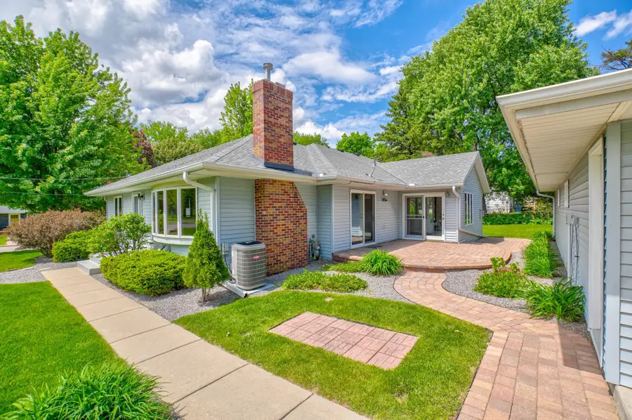 2201 Roselawn Avenue W, Roseville, MN 55113 - #3