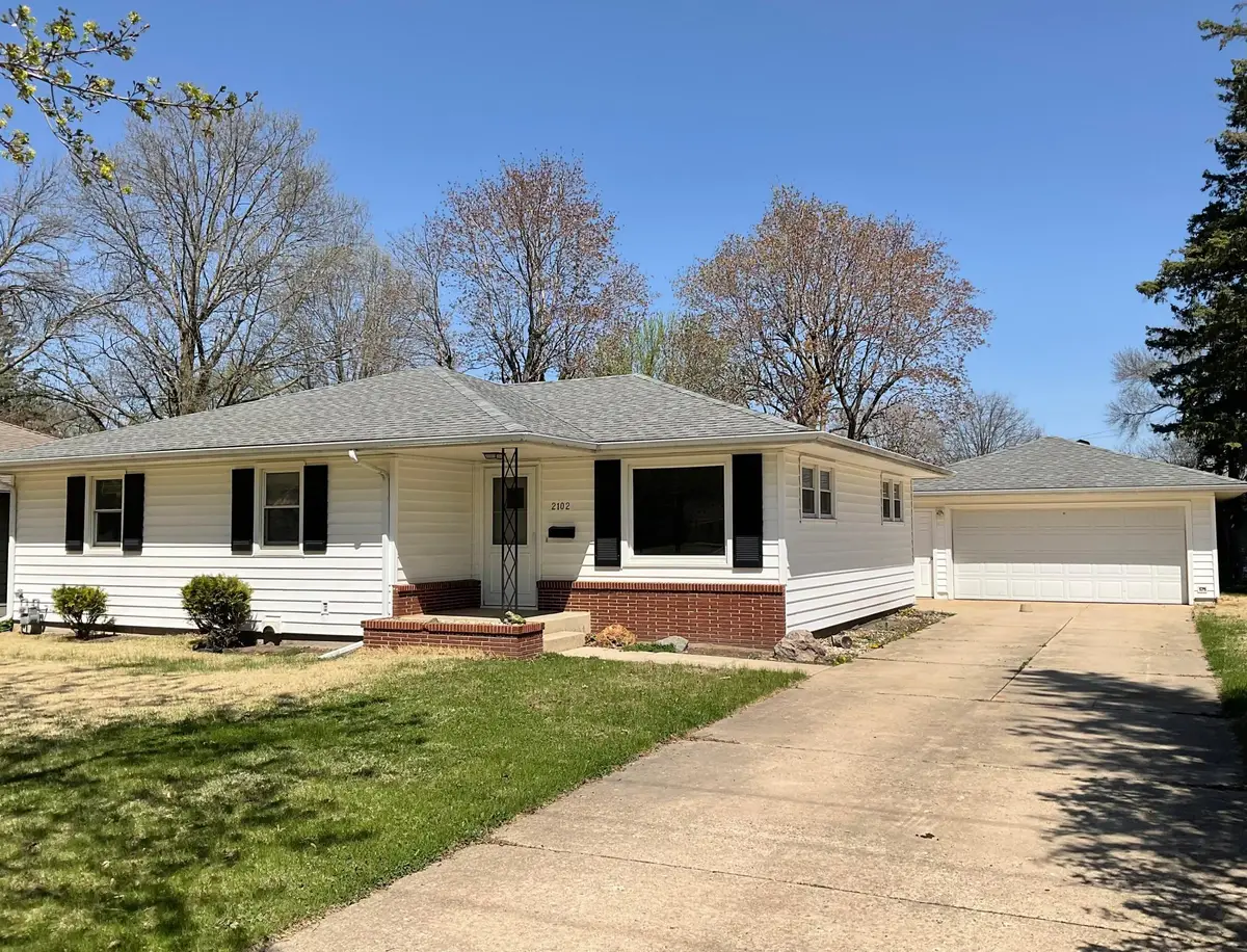 2102 W Oakland Avenue, Austin, MN 55912 - #1