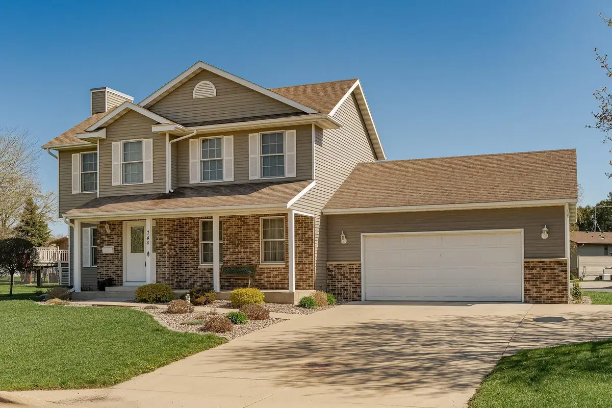 744 Jefferson Avenue Sw, Eyota, MN 55934 - #1