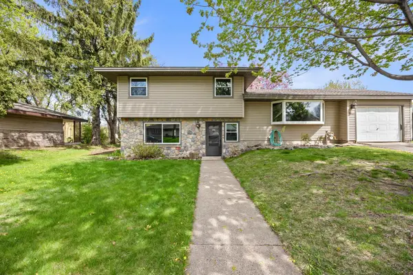 961 Oakwood Drive, New Brighton, MN 55112