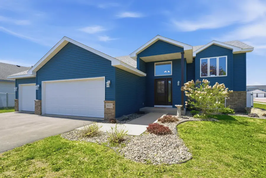 932 S Chestnut Street, Belle Plaine, MN 56011 - #2