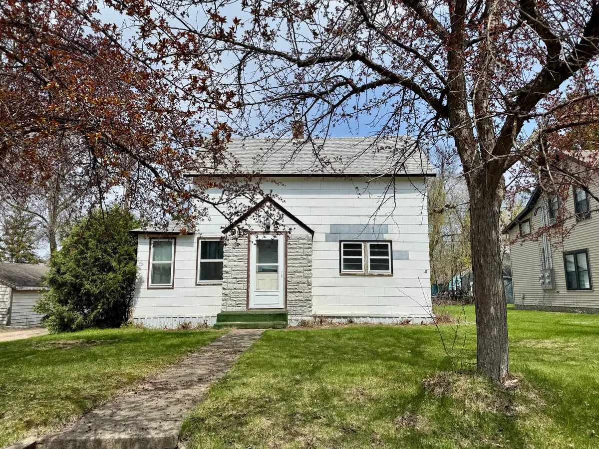 915 6th Avenue E, Alexandria, MN 56308 - #1