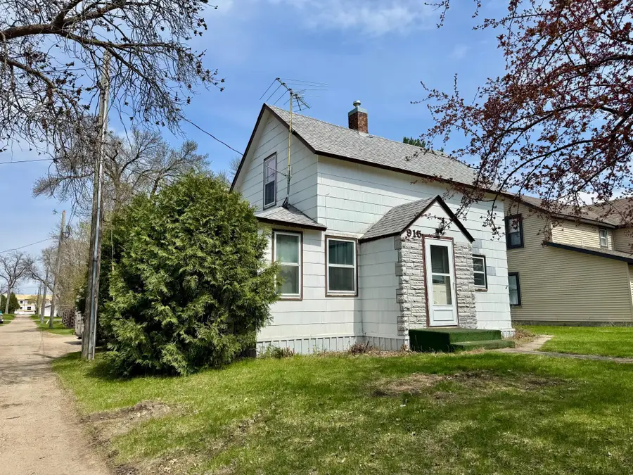 915 6th Avenue E, Alexandria, MN 56308 - #3