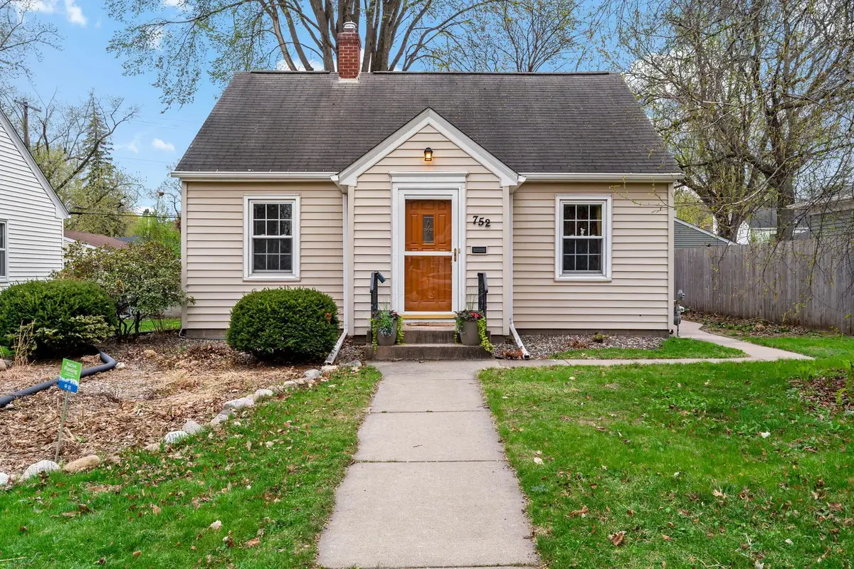 752 Hoyt Avenue W, Saint Paul, MN 55117 - #1