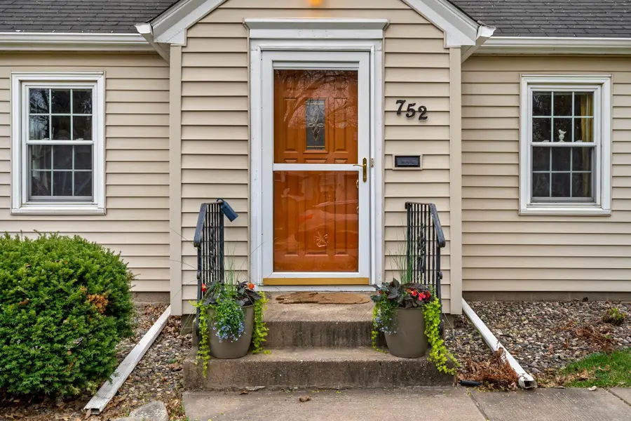 752 Hoyt Avenue W, Saint Paul, MN 55117 - #2