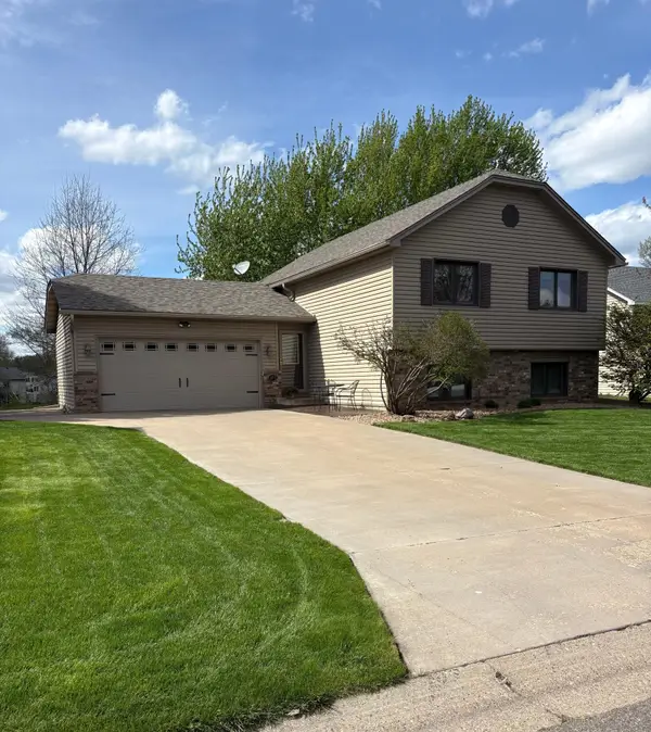 1372 Granite Lane N, Oakdale, MN 55128