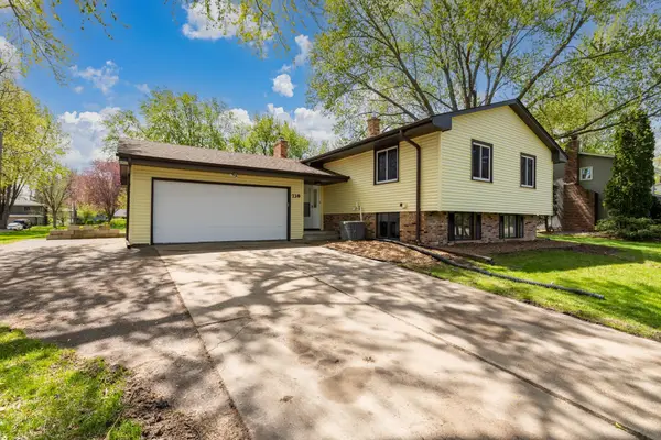 738 County Road B E, Maplewood, MN 55117