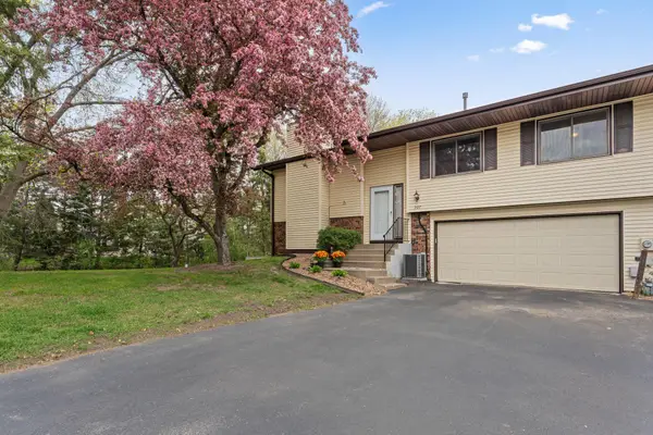 907 Heritage Court W, Vadnais Heights, MN 55127