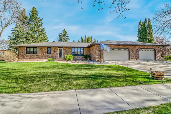 42 36th Avenue Ne, Fargo, ND 58102