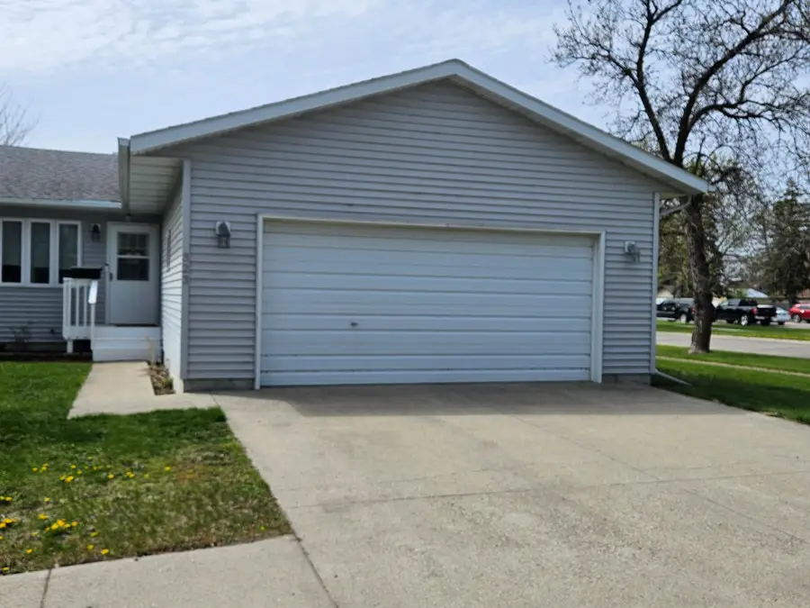 323 3rd Avenue S, Wahpeton, ND 58075 - #2