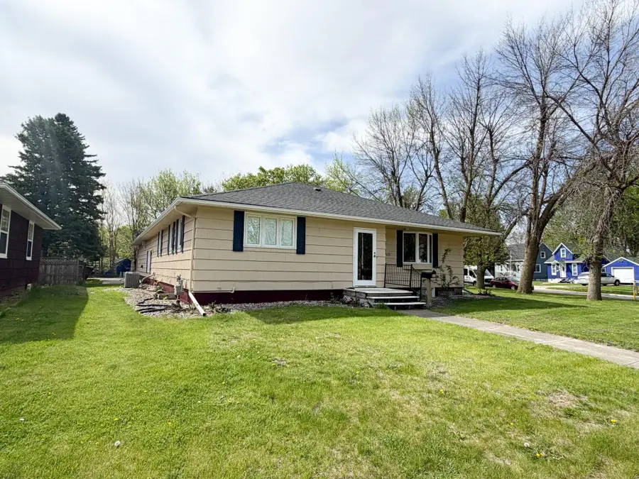 810 8th Avenue, Worthington, MN 56187 - #2