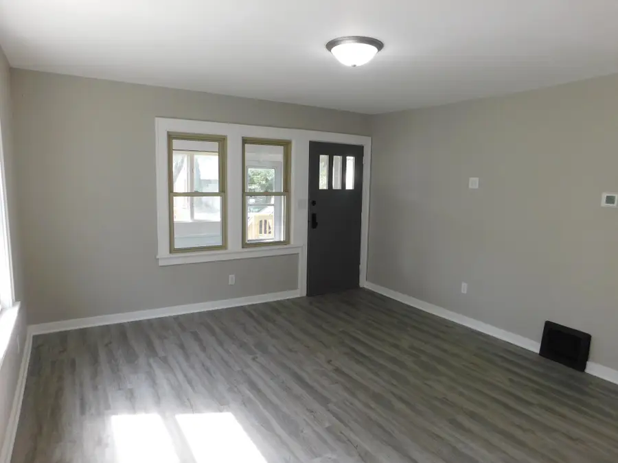 1885 Hawthorne Avenue E, Saint Paul, MN 55119 - #2