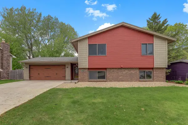 2566 Cochrane Drive, Woodbury, MN 55125