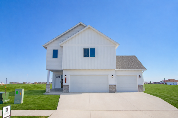 6723 Deer Creek Loop, Horace, ND 58047