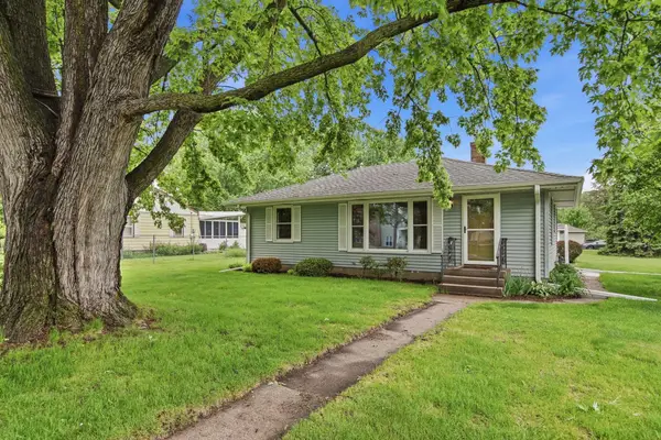 1015 Dionne Street, Roseville, MN 55113