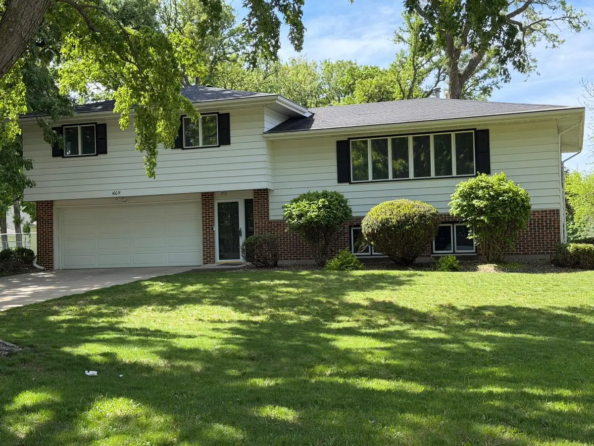 1609 Gateway Drive, Albert Lea, MN 56007 - #1