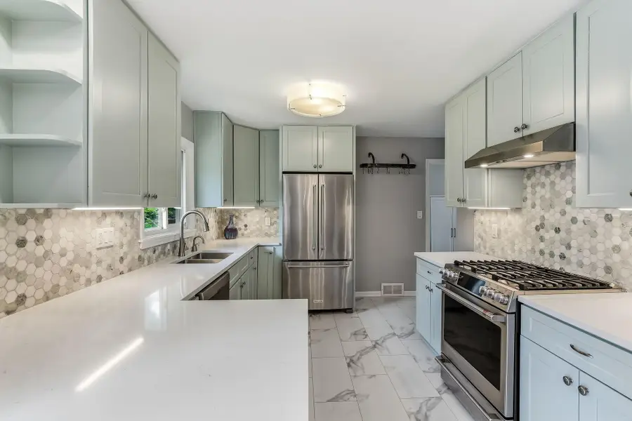 676 Shryer Avenue W, Saint Paul, MN 55113 - #3