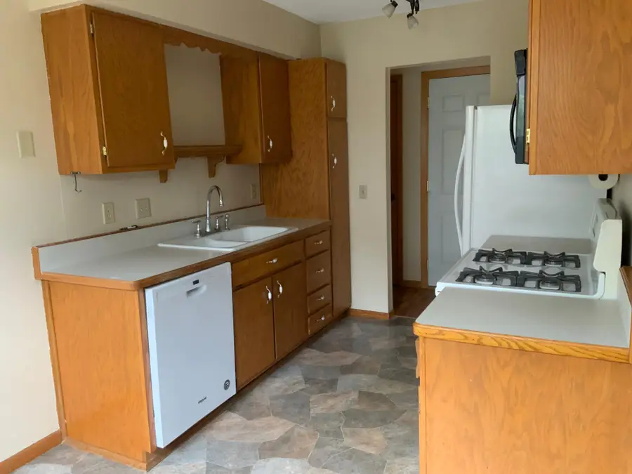 954 Miller Street S, Shakopee, MN 55379 - #3