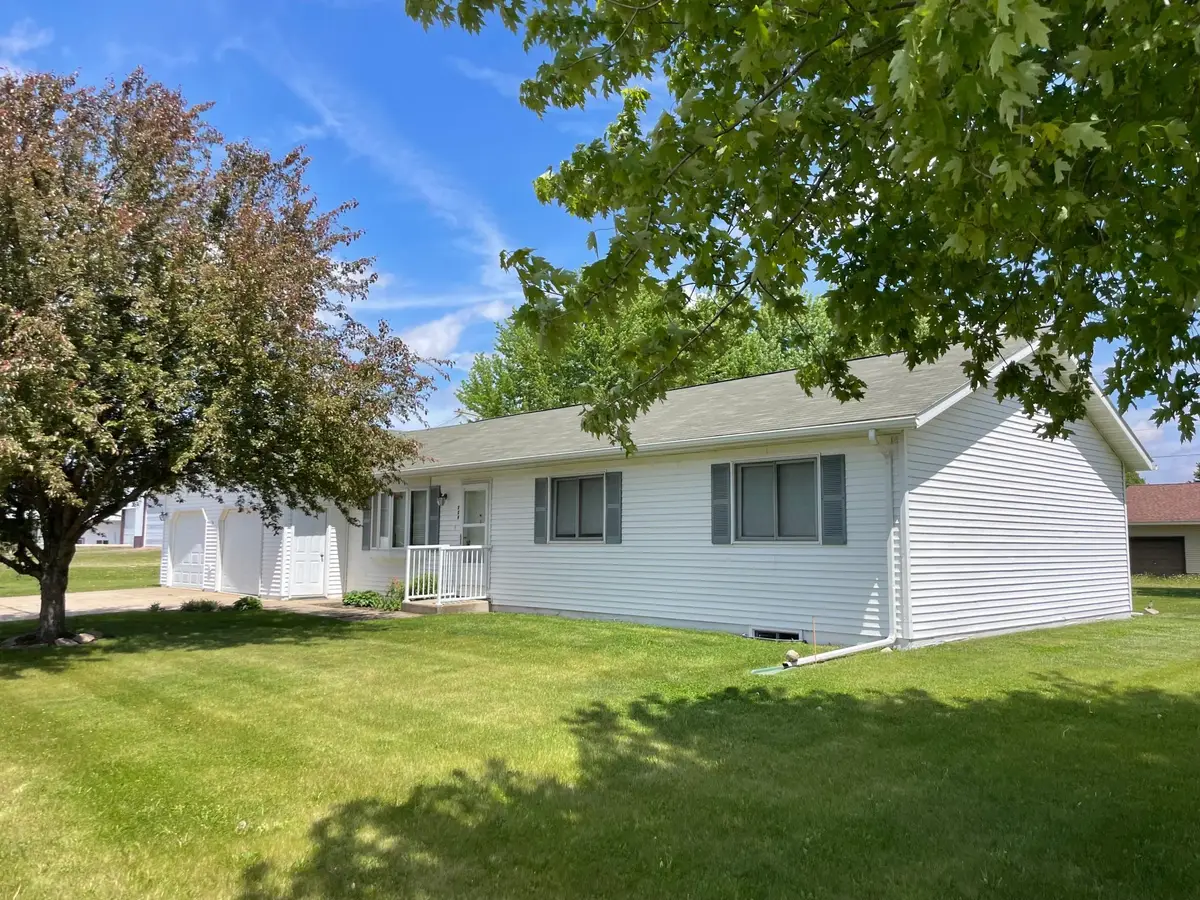 208 Broad Street S, Comfrey, MN 56019 - #1
