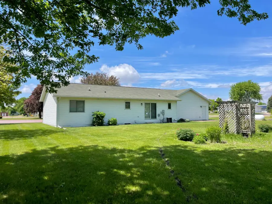 208 Broad Street S, Comfrey, MN 56019 - #2