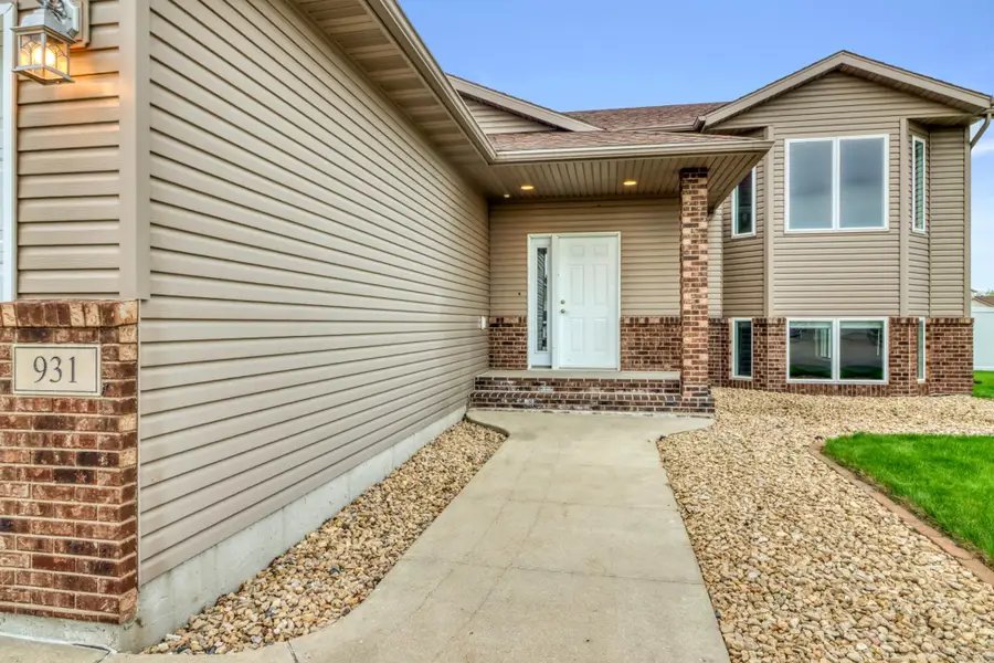 931 35th Avenue W, West Fargo, ND 58078 - #3