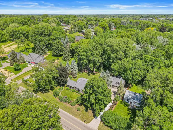 523 Roselawn Avenue W, Roseville, MN 55113