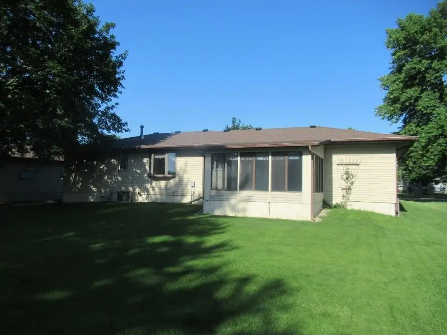 513 S Elizabeth Avenue, Hills, MN 56138 - #2