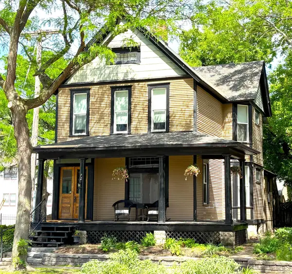 72 Saint Albans Street N, Saint Paul, MN 55104