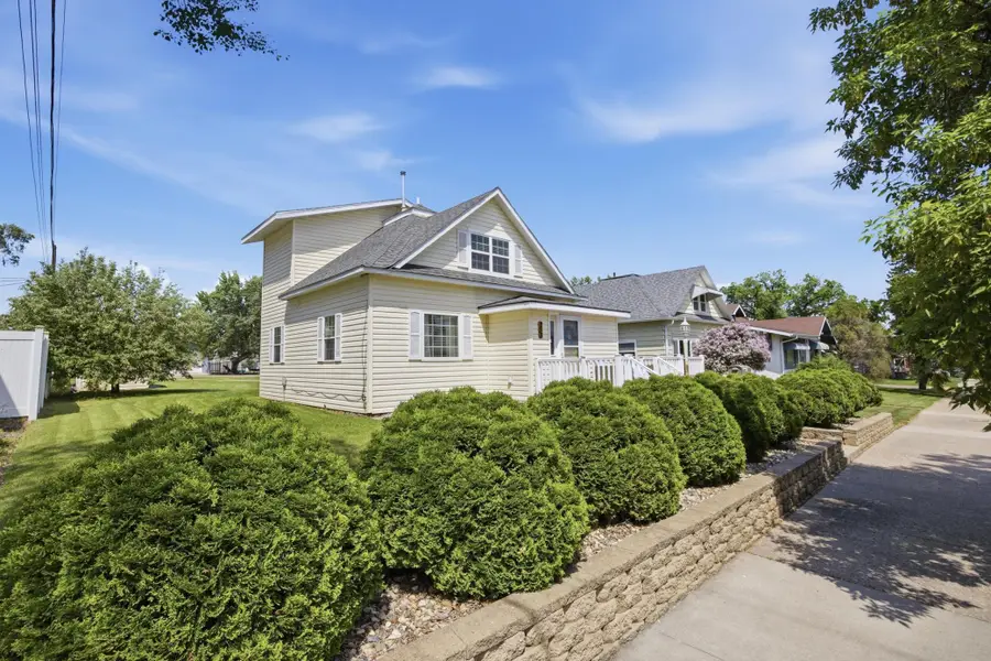 233 6th Street Ne, Valley City, ND 58072 - #3
