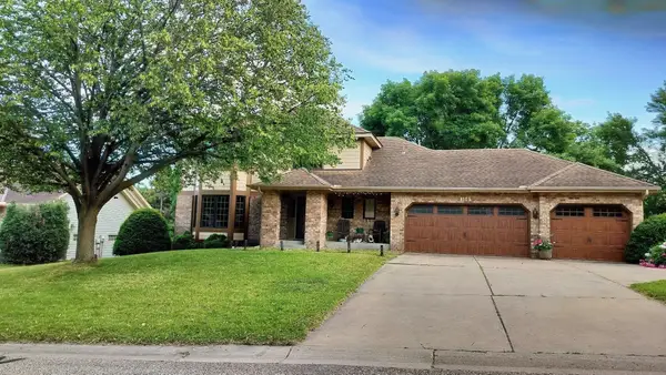 156 Red Oaks Drive, Vadnais Heights, MN 55127