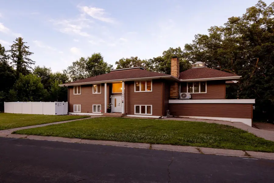 1631 21st Avenue Nw, New Brighton, MN 55112 - #3