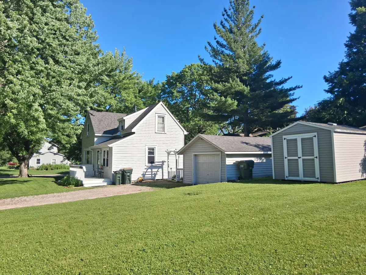 194 5th Avenue Ne, Hutchinson, MN 55350 - #1