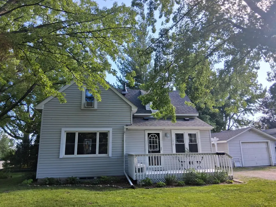 194 5th Avenue Ne, Hutchinson, MN 55350 - #3