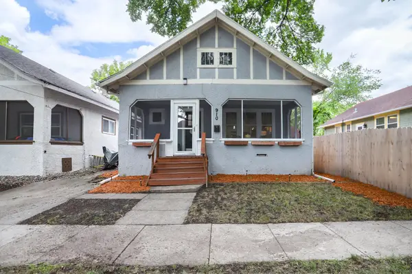 910 11th Street S, Fargo, ND 58103