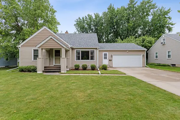 1405 Belmont Lane W, Roseville, MN 55113