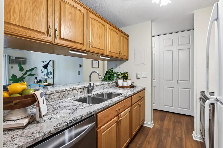 2800 Hamline Avenue N #102, Roseville, MN 55113 - #2