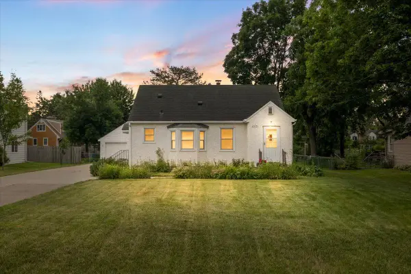 2476 Stillwater Road E, Maplewood, MN 55119