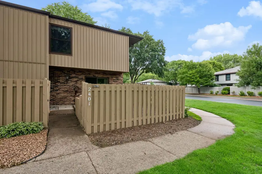 2401 Unity Avenue N, Golden Valley, MN 55422 - #2