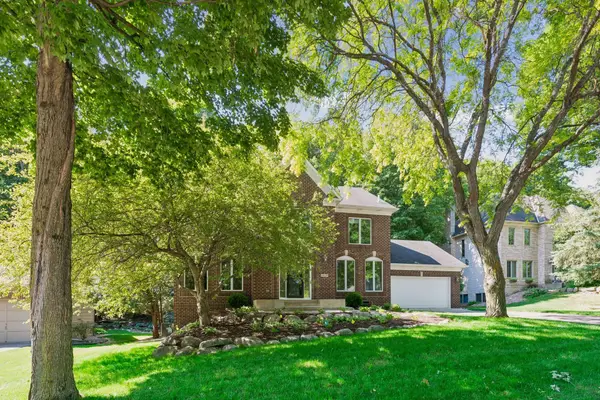 2109 Stone Creek Drive, Chanhassen, MN 55317