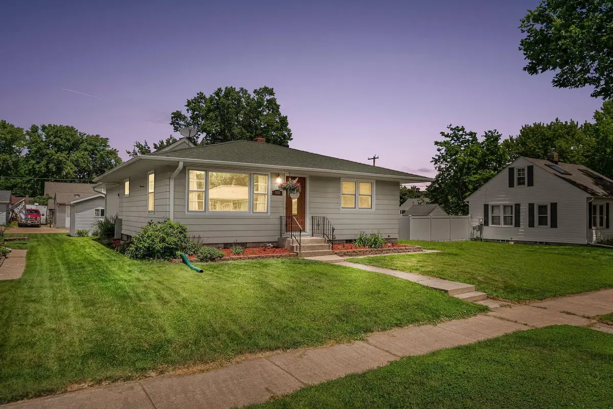 512 S 1st Street, La Crescent, MN 55947 - #1