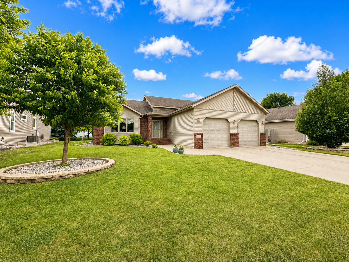 607 13th Avenue N, Moorhead, MN 56560 - #1