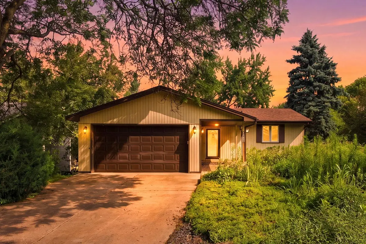 631 Transit Avenue W, Roseville, MN 55113 - #1
