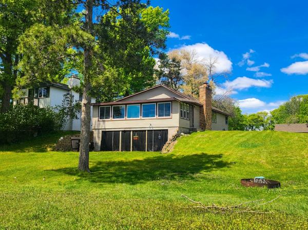 18329 Lakeview Point Drive Ne, Wyoming, MN 55092