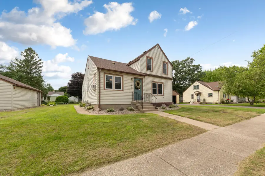 260 N Cordova Avenue, Le Center, MN 56057 - #2